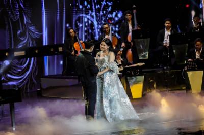 romantis-shabrina-duet-bareng-afgan-di-grand-final-indonesian-idol-xiii