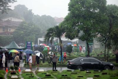 Hujan Iringi Kepergian Ibrahim Sjarief Assegaf, Suami Najwa Shihab Dimakamkan di Jeruk Purut