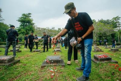 mengenang-27-tahun-reformasi-tabur-bunga-dan-suara-yang-tak-padam