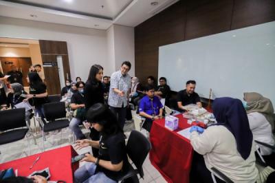 Angela Tanoesoedibjo Meninjau Donor Darah MNC Peduli Bersama PMI