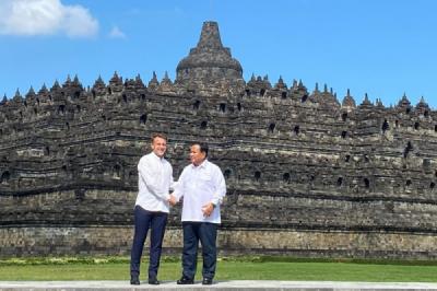 presiden-prabowo-dan-presiden-macron-kunjungi-candi-borobudur