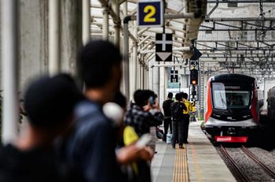 penampakan-krl-cli-125-perdana-beroperasi-layani-jalur-bogor-dan-cikarang