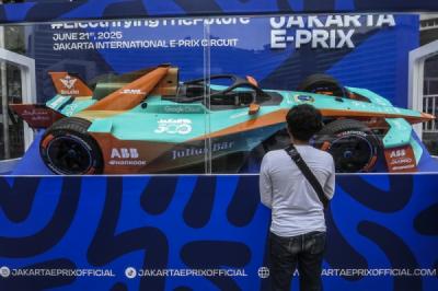 Jelang Jakarta E-Prix 2025, Replika Mobil Balap Dipamerkan di Bundaran HI