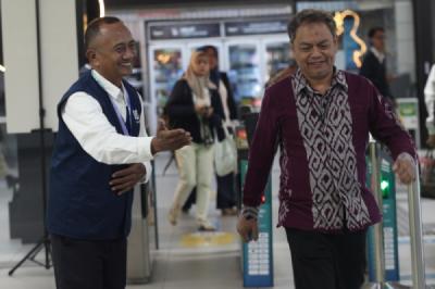 mrt-jakarta-pekerjakan-33-lansia-di-empat-stasiun-untuk-peringati-hari-lansia