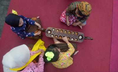 potret-festival-dolanan-anak-2025-di-lapangan-laboratorium-prof-soegijono-fik-unnes