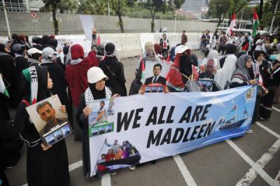aksi-solidaritas-untuk-kapal-madleen-digelar-di-kedubes-as-kecam-pembajakan-oleh-israel