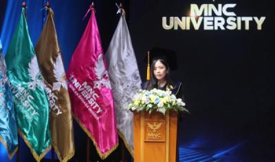 hary-dan-jessica-tanoesoedibjo-hadiri-wisuda-ke-3-mnc-university