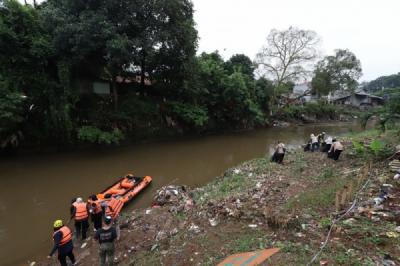 Peringati Bulan Lingkungan, PPLI Bersama Komunitas Tanam Pohon dan Bersihkan DAS Ciliwung