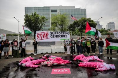 Aksi Teatrikal di Depan Kedubes AS, Suarakan Solidaritas untuk Warga Gaza