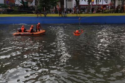 simulasi-penyelamatan-di-sungai-ciliwung-kecil-meriahkan-hut-ke-498-jakarta