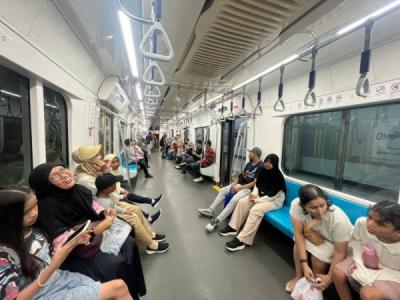 naik-mrt-cuma-rp1-warga-jakarta-antusias-manfaatkan-promo-hut-ke-498