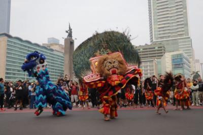 atraksi-reog-dan-barongsai-warnai-cfd-jakarta-peringati-hut-ke-79-bhayangkara