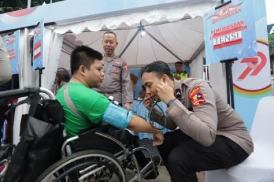 warga-antusias-polri-gelar-cek-kesehatan-gratis-di-cfd-jakarta-peringati-hut-ke-79-bhayangkara