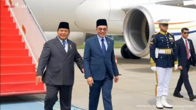 disambut-prabowo-pm-malaysia-anwar-ibrahim-tiba-di-indonesia