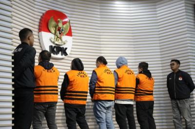 kpk-tahan-5-tersangka-ott-korupsi-proyek-jalan-rp2318-m-di-sumut