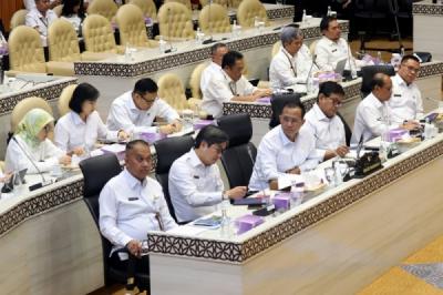 menteri-transmigrasi-bahas-status-kawasan-transmigrasi-dalam-raker-dengan-komisi-v-dpr
