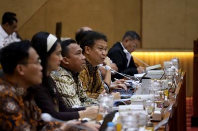 menkes-dan-kepala-bkkbn-paparkan-hasil-ssgi-2024-di-hadapan-komisi-ix-dpr