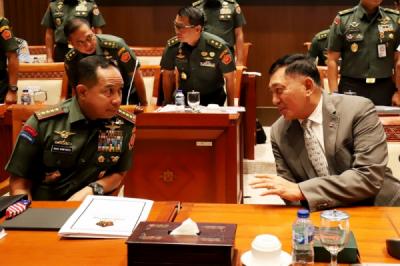 komisi-i-dpr-gelar-raker-dengan-menhan-dan-panglima-tni-bahas-geopolitik-dan-pertahanan