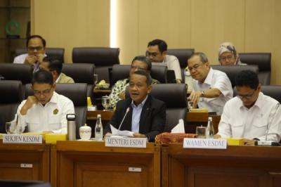 komisi-xii-dpr-gelar-raker-dengan-menteri-esdm-bahas-asumsi-dasar-rapbn-2026