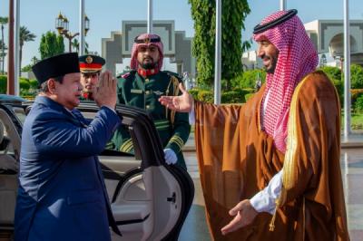 pangeran-mbs-sambut-hangat-presiden-prabowo-di-istana-al-salam