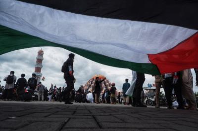 massa-gelar-aksi-solidaritas-palestina-di-depan-masjid-cpi