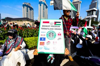 Aksi Damai Perempuan Boikot Produk Terafiliasi Israel di Patung Kuda