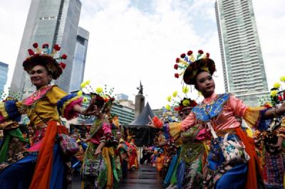 pertujukan-tarian-tradisional-betawi-di-bundaran-hi