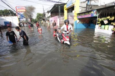 Banjir Setinggi 1 Meter Lumpuhkan Akses Jalan Rawa Buaya