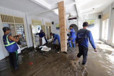 Tembok Mushola Sabili Jebol Diterjang Air Kali Pulo, Banjir Capai Satu Meter di Jati Padang