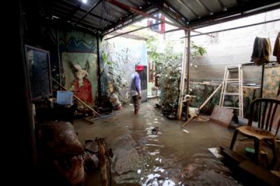 Cililitan Terendam Banjir, Warga Periksa Rumah di Tengah Genangan