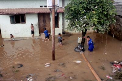 Banjir Rendam 62 RT di Jakarta, Petugas SDA Kerahkan Pompa di Rawajati