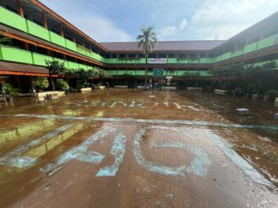 sman-60-jaksel-terendam-lumpur-pascabanjir