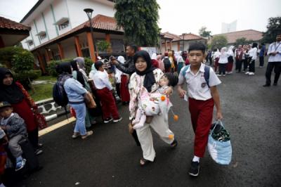 sekolah-rakyat-dimulai-siswa-diantarkan-dengan-bus-wisata-uncal