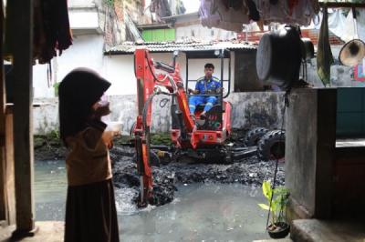 alat-berat-diterjunkan-pengerukan-kali-krukut-sasar-titik-rawan-banjir