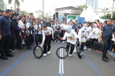 keseruan-istri-wapres-selvi-ananda-main-tapak-gunung-dan-gelindingan-di-hari-anak-nasional-2025