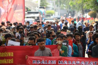 bawa-spanduk-anti-korupsi-massa-dukung-hakim-hukum-hasto