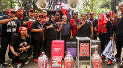 sidang-vonis-hasto-massa-tunjukkan-solidaritas-di-luar-pengadilan-tipikor