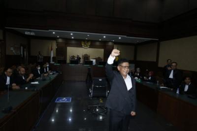 Hasto Kepalkan Tangan di Sidang Vonis, Simbol Perlawanan dalam Kasus Harun Masiku