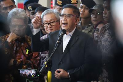 hasto-kristiyanto-keluar-dari-sidang-vonis-usai-dijatuhi-hukuman-3-tahun-6-bulan