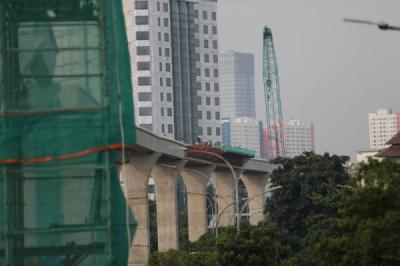 pembangunan-lrt-jakarta-fase-1b-di-pasar-pramuka-capai-5775-persen-ditarget-rampung-2026