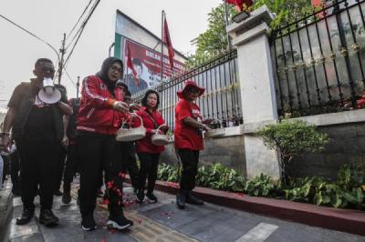 peringati-kudatuli-kader-pdip-gelar-tabur-bunga-dan-doa-bersama