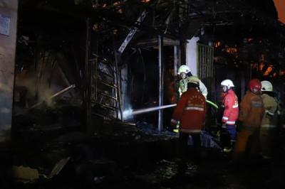 500 Kios Terbakar di Pasar Taman Puring, Petugas Gulkarmat Berjuang Padamkan Api