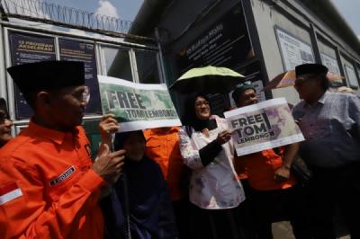 Ratusan Pendukung Tom Lembong Berdatangan ke Rutan Cipinang