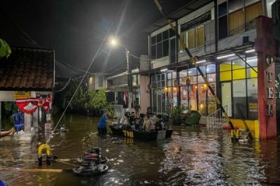 Banjir 1 Meter Rendam Perumahan Jatibening Permai Bekasi