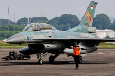 melihat-latihan-pesawat-tempur-f-16-dan-t-50i-untuk-upacara-kehormatan-militer