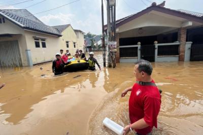 tanggul-jebol-2000-warga-villa-pamulang-depok-terendam-banjir