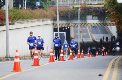 ribuan-pelari-meriahkan-ajang-crystalin-runxperience-2025-hadir-dengan-kategori-baru-half-marathon-21k