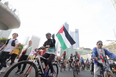 aksi-bela-palestina-di-jakarta-komunitas-bike-to-work-ikut-bergerak-ke-patung-kuda