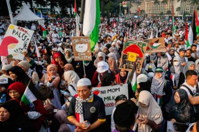 ribuan-massa-padati-patung-kuda-gelar-aksi-bertajuk-stop-genocide-dan-free-palestine