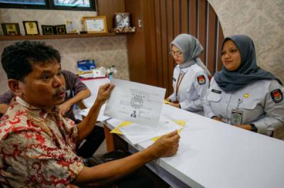 bonatua-ambil-salinan-ijazah-jokowi-di-kpu-dki-jakarta